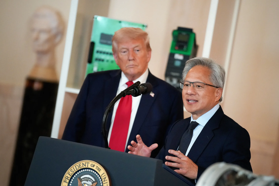 开全员大会竟然接到总统电话！黄仁勋忘关麦克风，数千员工现场吃瓜