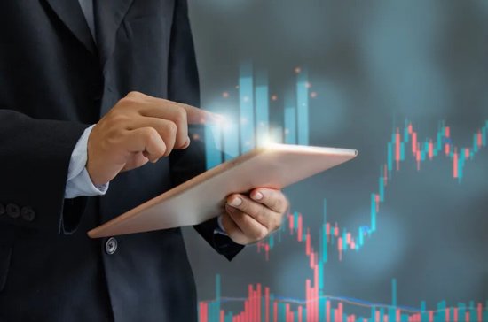 美联储主席沃什上任百天陷两难：特朗普曾承诺他“做你自己的事吧”，如今喊话“全球最低利率”